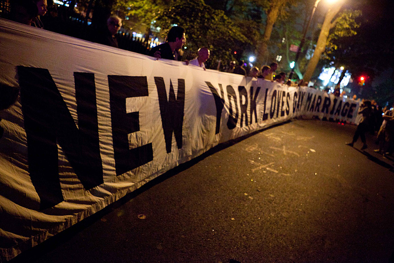 Illustration for article titled New Yorkers Take to the Streets to Celebrate Gay Marriage Vote